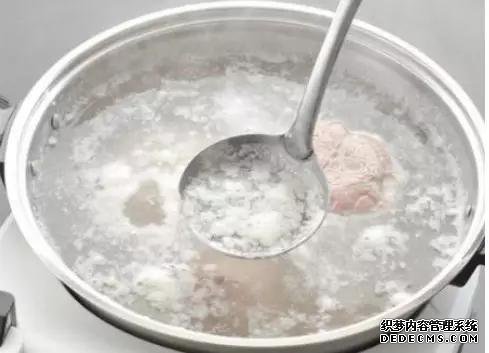 煮肉时,煮出的浮沫是精华还是脏东西,需要撇去吗?看完涨知识了