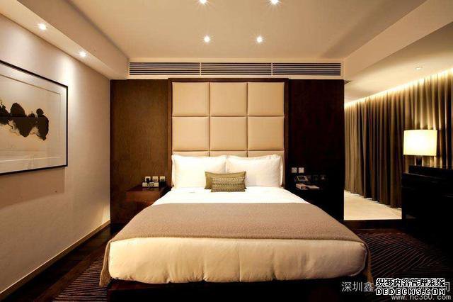 深夜去住酒店时,明明还有房间,为何酒店前台总是说“没房”?