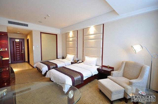 深夜去住酒店时,明明还有房间,为何酒店前台总是说“没房”?