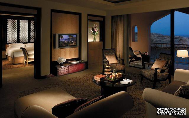 深夜去住酒店时,明明还有房间,为何酒店前台总是说“没房”?