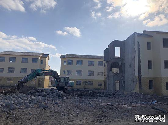 灌云县南岗乡这批新建成的集中安置房，百姓刚入住半年又要被拆掉。目前已拆除20多幢。&nbsp; 本文图片均为澎湃新闻记者 陈卓 图