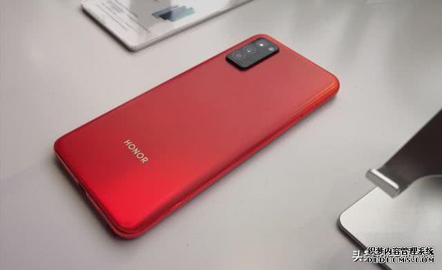 小米王腾霸气回怼荣耀:承认别人优秀很难?网友:比卢伟冰还刚