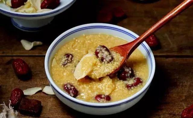 冬日暖胃煮小米粥放3种配料｜健脾安神