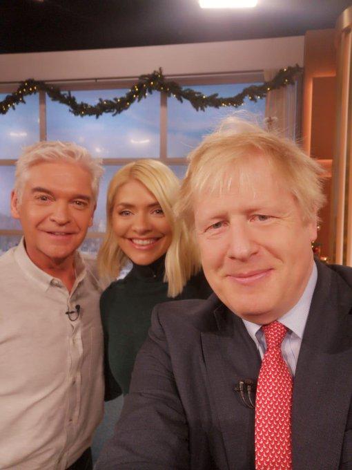 英国首相鲍里斯才批评过华为,就在大庭广众用华为手机愉快自拍