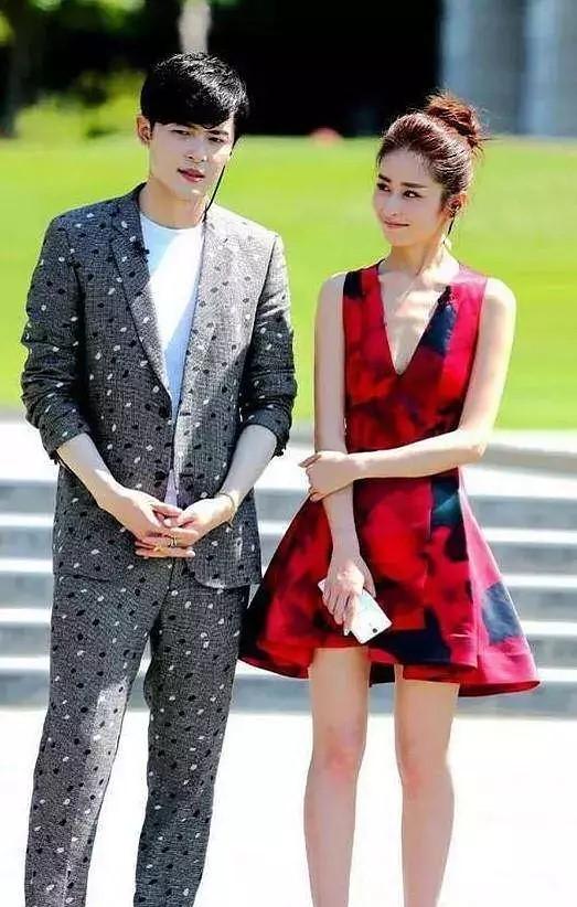 影儿瘦出排骨胸，张天爱撑不起运动裤，瘦到脱相的明星还有谁