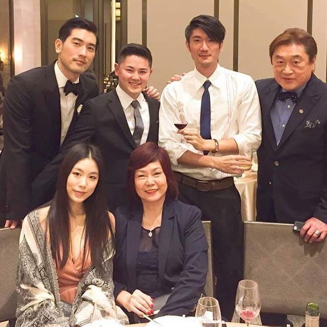 高以翔三七了女友还未离开，穿他卫衣约朋友相聚，她笑着指向天空