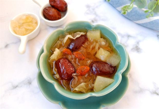 入冬以后，天气渐凉，教大家做一道炖梨，能止咳化痰，补血益气