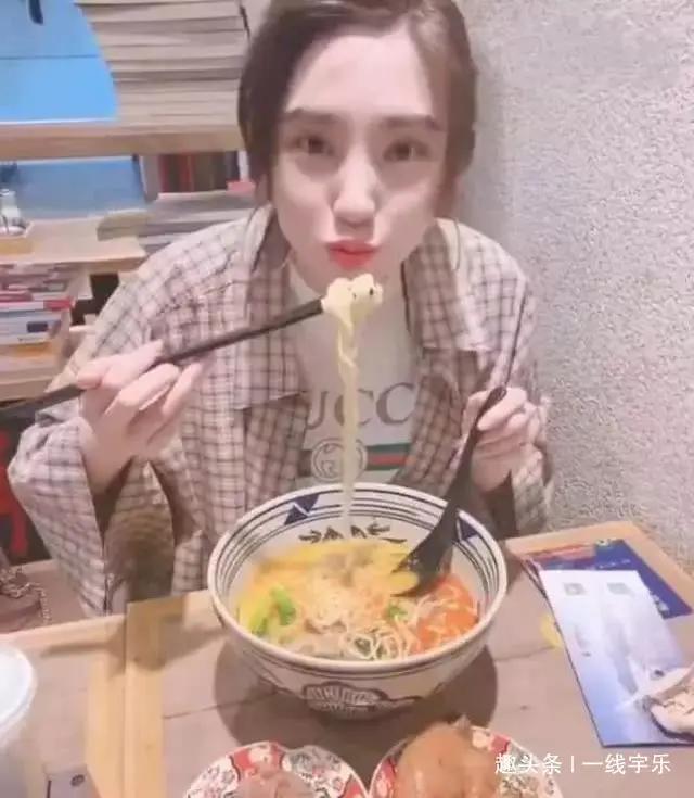 有种“奢侈”叫唐艺昕的麻辣烫,看到配菜后,一般人还真吃不起!