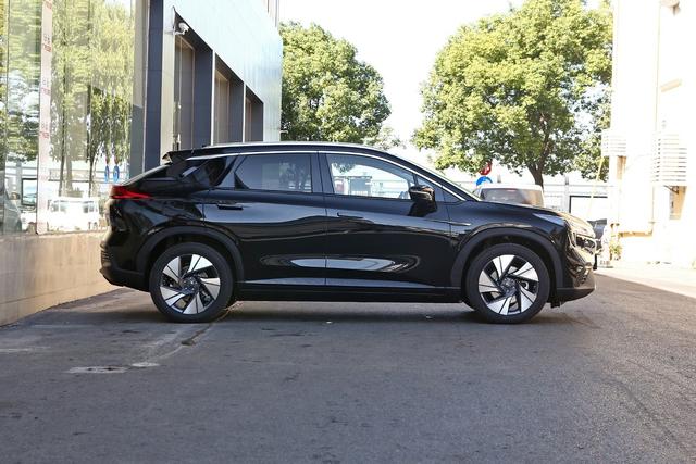 100万的性能,60万的档次,30万的价格,这豪车还能原厂定制改装