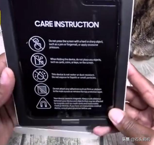 三星Fold折叠手机怕是要供着了!超多使用警告明显不成熟