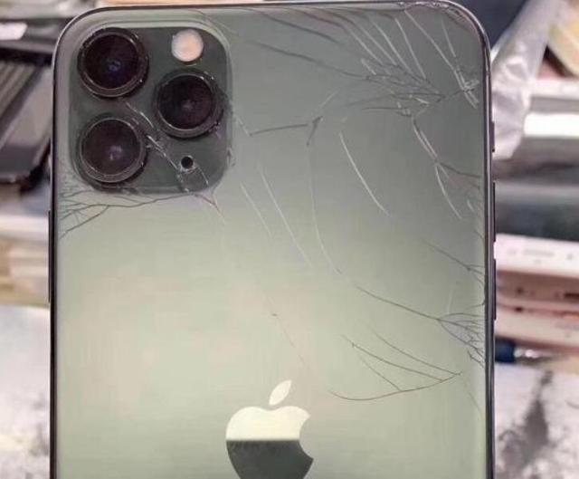 定制最新iPhone:把玻璃换成钛合金+鳄鱼皮,碎屏?可能不存在