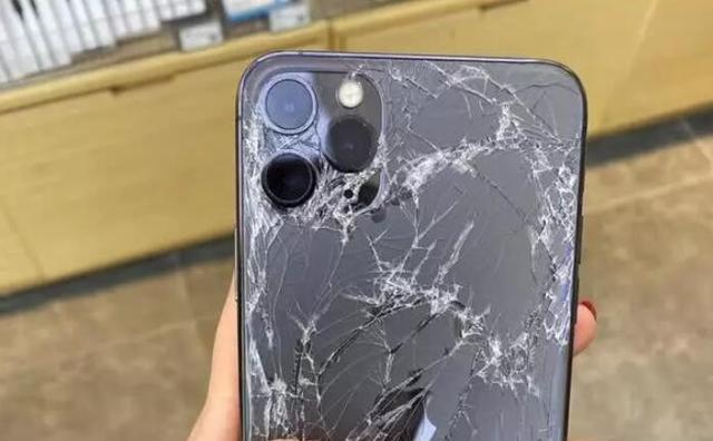 定制最新iPhone:把玻璃换成钛合金+鳄鱼皮,碎屏?可能不存在