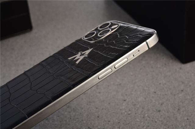 定制最新iPhone:把玻璃换成钛合金+鳄鱼皮,碎屏?可能不存在