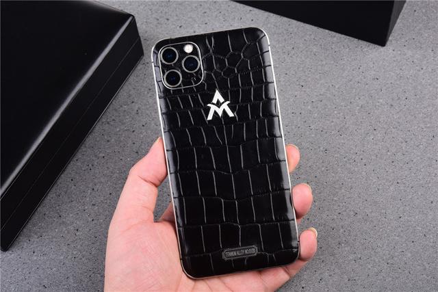 定制最新iPhone:把玻璃换成钛合金+鳄鱼皮,碎屏?可能不存在