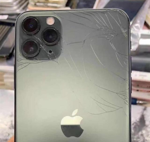 定制最新iPhone:把玻璃换成钛合金+鳄鱼皮,碎屏?可能不存在