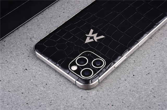 定制最新iPhone:把玻璃换成钛合金+鳄鱼皮,碎屏?可能不存在