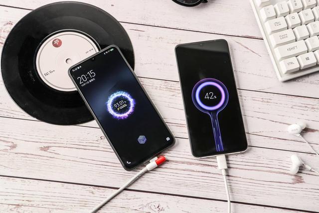 都是骁龙855 Plus,为什么iQOO Pro的跑分要比小米9 Pro高2.5万分