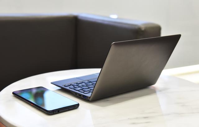 手机全面屏越来越大,这家厂商却把笔记本做成掌上电脑