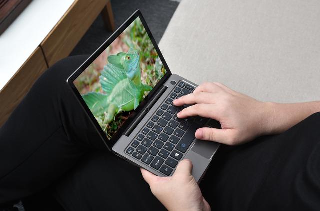 手机全面屏越来越大,这家厂商却把笔记本做成掌上电脑