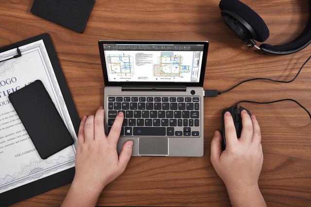 只有8.9英寸的超迷你掌上电脑:连女孩都感觉轻盈,国产强悍产品