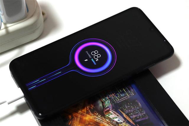 30元无线充电接收器+ORICO萤火虫,旧手机像小米9一样“躺着充”