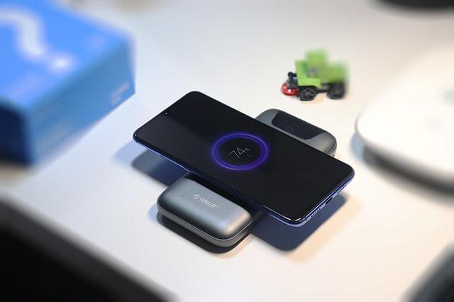 30元无线充电接收器+ORICO萤火虫,旧手机像小米9一样“躺着充”