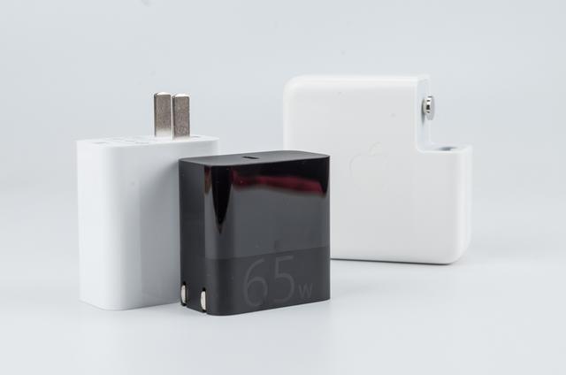 性价比惊人,一个充电头兼容全设备,65W、体积小巧,体验爽爆