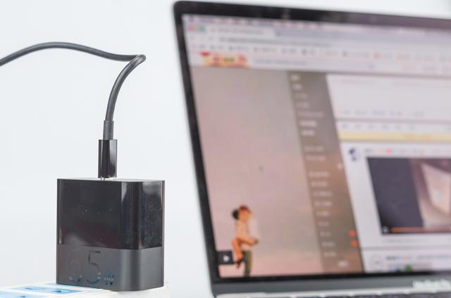 性价比惊人,一个充电头兼容全设备,65W、体积小巧,体验爽爆