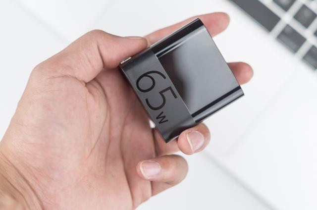 性价比惊人,一个充电头兼容全设备,65W、体积小巧,体验爽爆