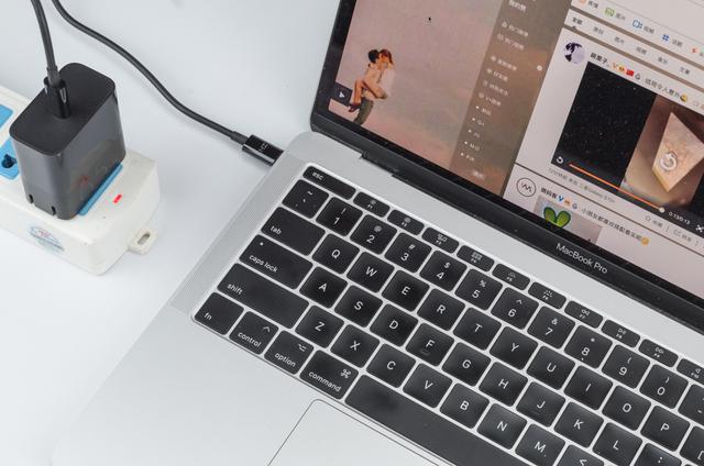 性价比惊人,一个充电头兼容全设备,65W、体积小巧,体验爽爆