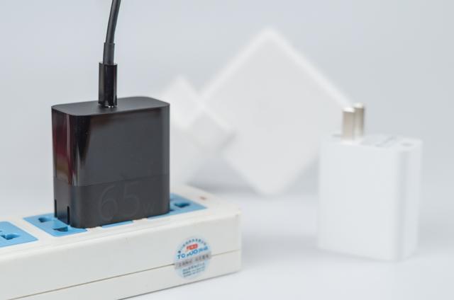 性价比惊人,一个充电头兼容全设备,65W、体积小巧,体验爽爆