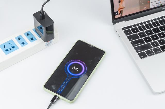 性价比惊人,一个充电头兼容全设备,65W、体积小巧,体验爽爆