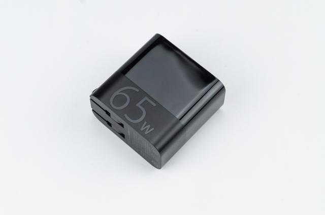 性价比惊人,一个充电头兼容全设备,65W、体积小巧,体验爽爆