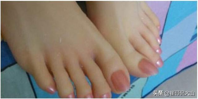 杨幂杨臭脚的绰号怎么来的，脚臭的女生多么？