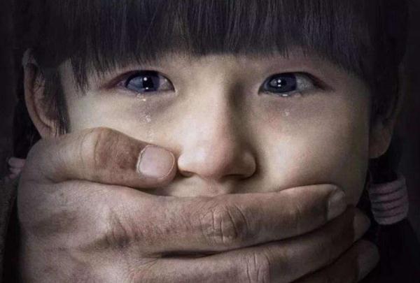 人贩子有很多方法抢孩子,家长要警惕,让孩子也学会预防人贩子 人贩子有很多方法抢孩子,家长要警惕,让孩子也学会预防人贩子