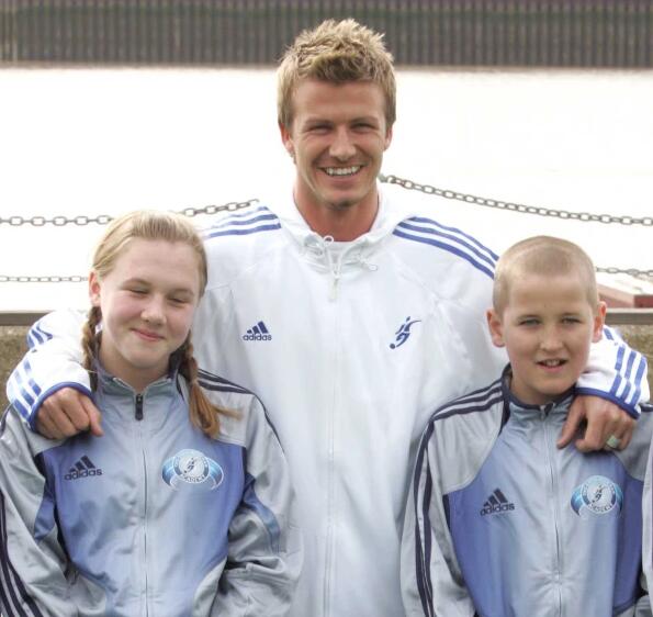 凯恩(右一)和妻子凯特(左一)是小学同学