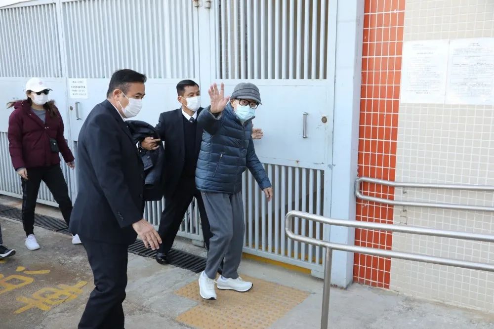 元旦李嘉诚携儿孙祭亡妻，周凯旋陪伴29年没名分，难忘庄月明？