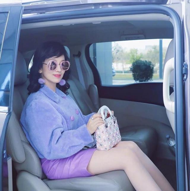 60岁的女人,穿衣别太沉闷了,学学赵雅芝,多穿这几种颜色很美