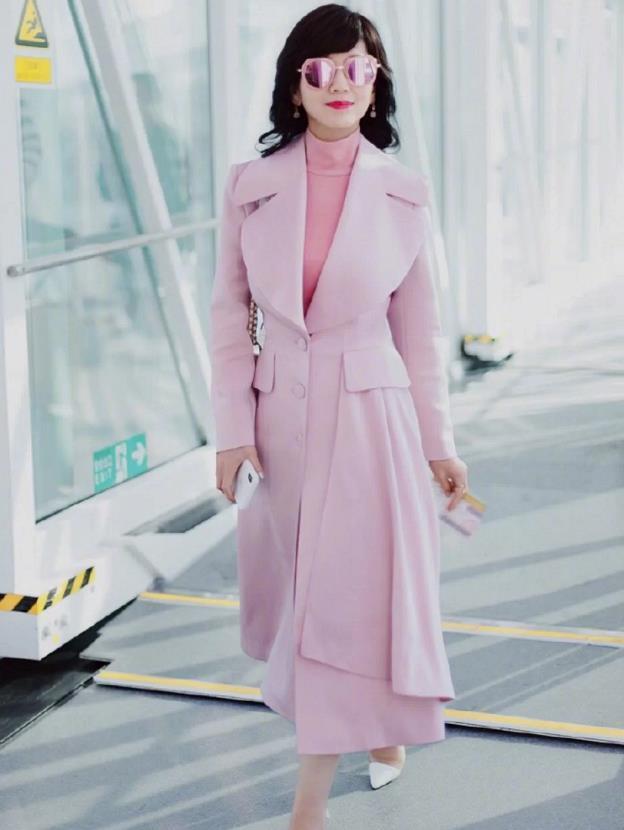 60岁的女人,穿衣别太沉闷了,学学赵雅芝,多穿这几种颜色很美