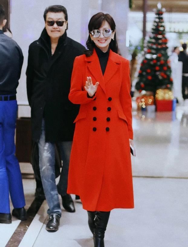 60岁的女人,穿衣别太沉闷了,学学赵雅芝,多穿这几种颜色很美