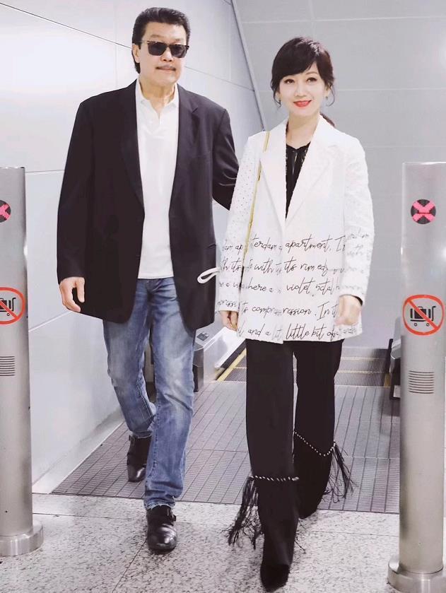 60岁的女人,穿衣别太沉闷了,学学赵雅芝,多穿这几种颜色很美