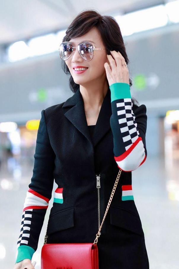 60岁的女人,穿衣别太沉闷了,学学赵雅芝,多穿这几种颜色很美