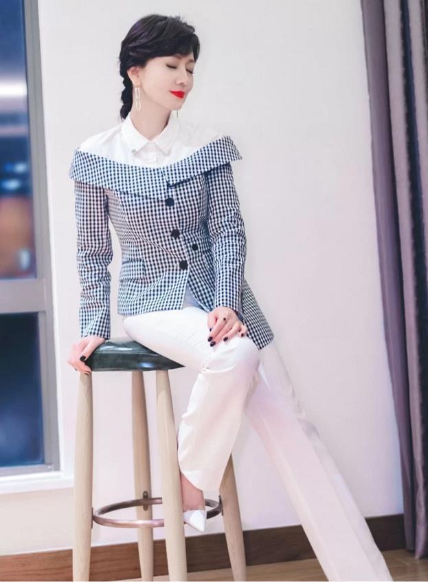 60岁的女人,穿衣别太沉闷了,学学赵雅芝,多穿这几种颜色很美