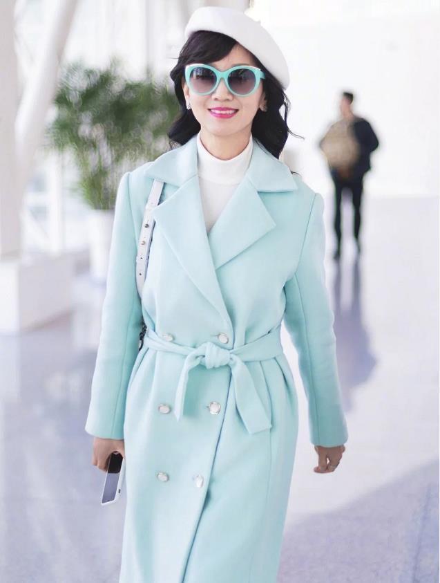 60岁的女人,穿衣别太沉闷了,学学赵雅芝,多穿这几种颜色很美