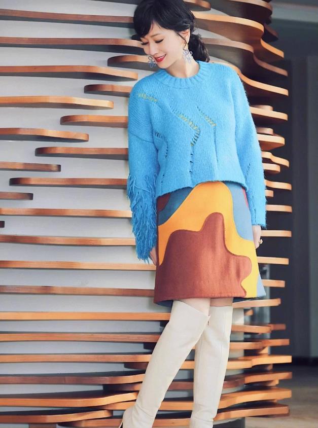 60岁的女人,穿衣别太沉闷了,学学赵雅芝,多穿这几种颜色很美