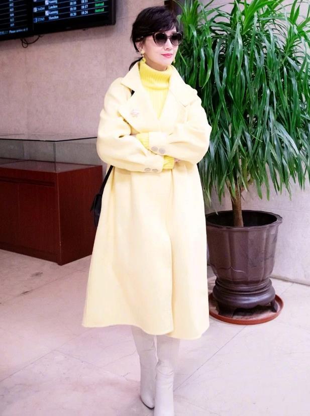 60岁的女人,穿衣别太沉闷了,学学赵雅芝,多穿这几种颜色很美