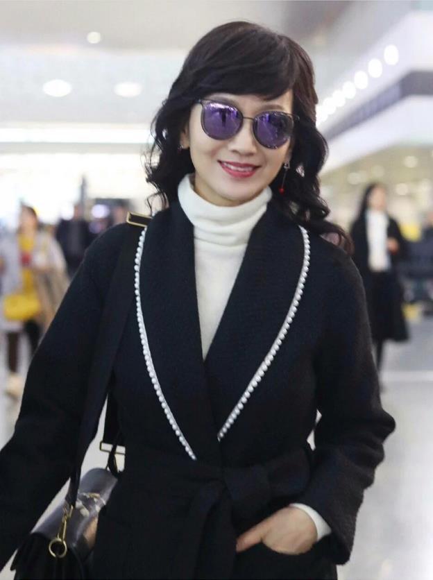 60岁的女人,穿衣别太沉闷了,学学赵雅芝,多穿这几种颜色很美