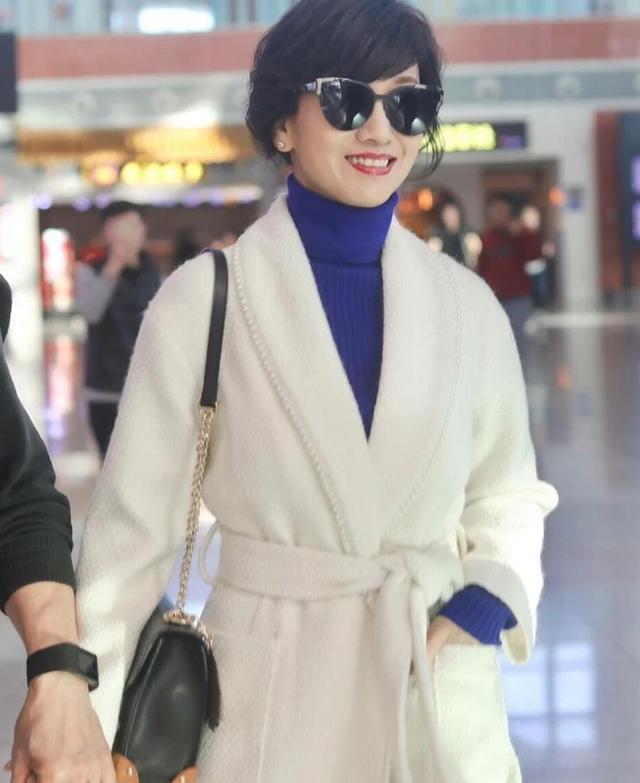 60岁的女人,穿衣别太沉闷了,学学赵雅芝,多穿这几种颜色很美