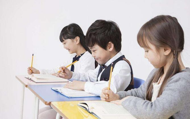 孩子身上有这5个表现,暗示上学后多半是“学霸”,父母别错过了