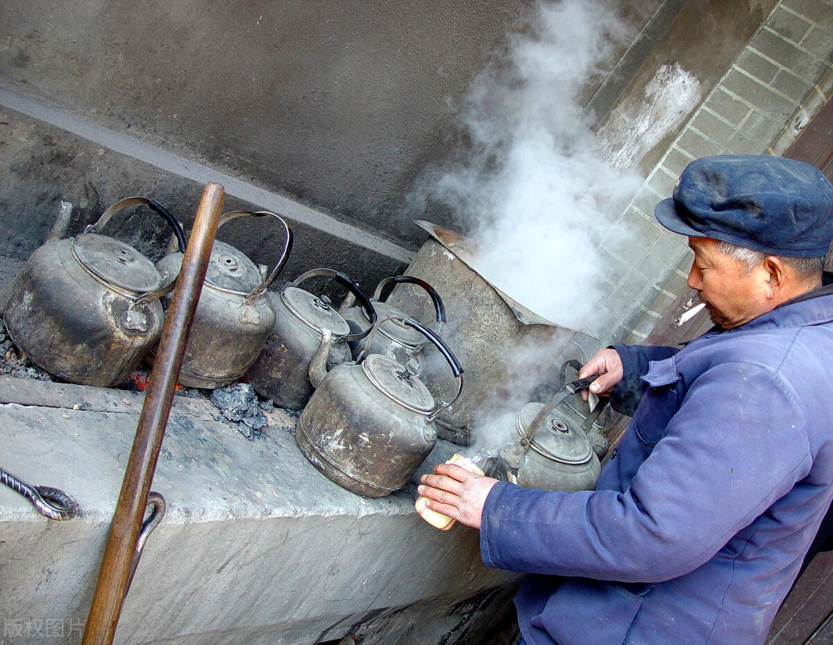 烧开水,多久喝完最好?白开水放三天不如自来水